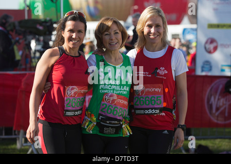 Susanna Reid, Sian Williams e Sophie Raworth a photocall prima dell' inizio della VIRGIN LONDON MARATHON 2013 gara Foto Stock