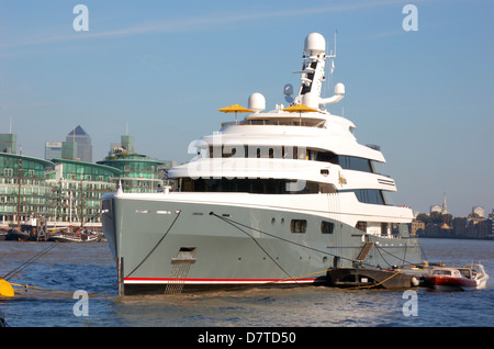 Yacht a motore sul Tamigi a Londra in Inghilterra Foto Stock