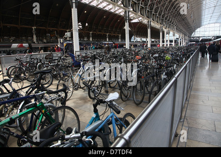 Messa commuter bike parcheggio presso la stazione di Paddington a Londra, maggio 2013 Foto Stock