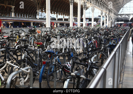 Messa commuter bike parcheggio presso la stazione di Paddington a Londra, maggio 2013 Foto Stock