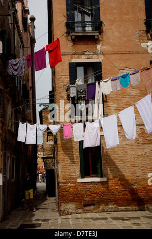 Il lavaggio appesi in strada sul retro di Venezia, Italia Foto Stock