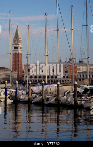 Palazzo Ducale e Piazza San Marco campanile dall'isola di San Giorgio, Venezia, Italia Foto Stock