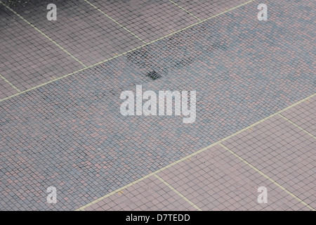 Segno di parcheggio su bicolor cobblestone pavement Foto Stock
