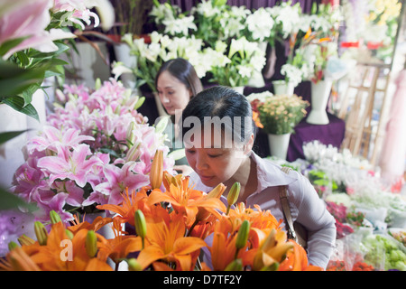 Due donne mature guardando i fiori nel negozio di fiori Foto Stock