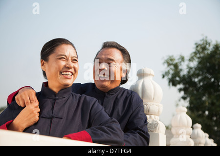 Coppia senior vestito in cinese tradizionale abbigliamento, ritratto Foto Stock