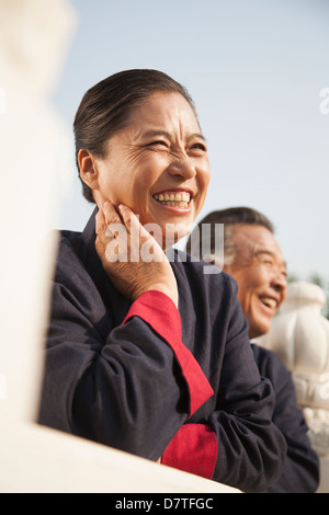 Coppia senior vestito in cinese tradizionale abbigliamento, ritratto Foto Stock