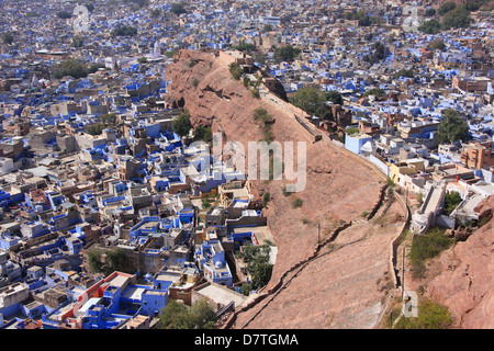 Blu-case dipinte intorno al Forte Mehrangarh, Jodhpur, Rajasthan, India Foto Stock