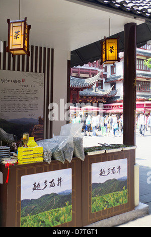 Pressione di stallo di tè al Bazaar al di fuori di Yu Yuan giardini, Shanghai, Cina Foto Stock