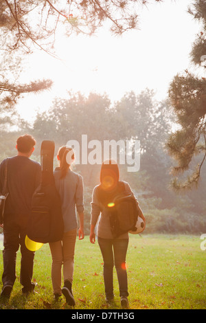 Gli adolescenti appendere fuori nel parco Foto Stock