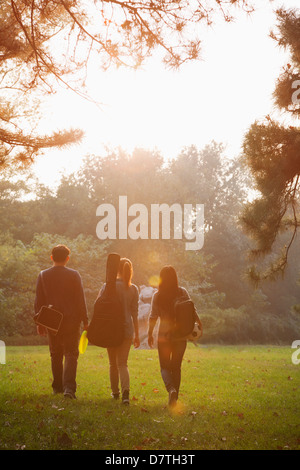 Gli adolescenti appendere fuori nel parco Foto Stock