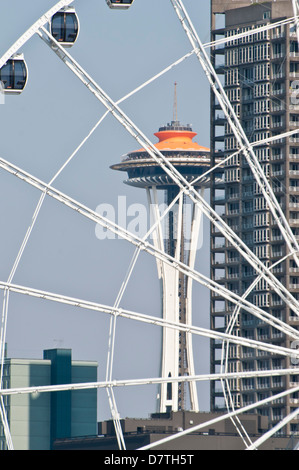 Stati Uniti d'America, WA, Seattle. Drammatica downtown waterfront include iconico lo Space Needle e il Seattle Grande Ruota Foto Stock