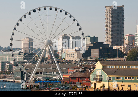 Stati Uniti d'America, WA, Seattle. Drammatico sul lungomare del centro di Seattle grande ruota sul Molo 57 Foto Stock