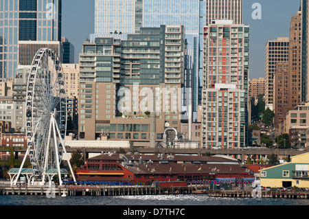 Stati Uniti d'America, WA, Seattle. Drammatico sul lungomare del centro di Seattle grande ruota sul Molo 57 Foto Stock