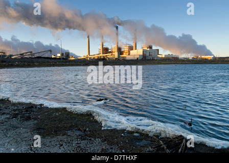 Jim Bridger Coal Fired Power Plant, Sweetwater County, Rock Springs in Wyoming e stagno. 2110 megawatt (MW) di capacità. Foto Stock