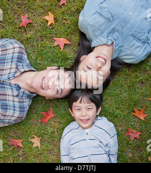 Ritratto di famiglia sull'erba, direttamente al di sopra di Foto Stock