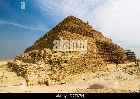 Passo Piramide di Zoser a Saqqara coperta da impalcature. Egitto Foto Stock