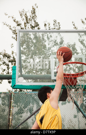 Slam Dunk da giovane Foto Stock