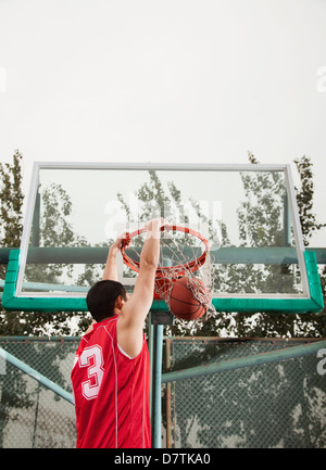 Slam Dunk da giovane Foto Stock