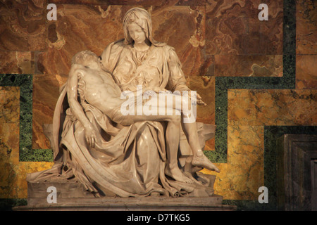 Pietà di Michelangelo e la Basilica di San Pietro e la Città del Vaticano, Roma, Italia Foto Stock