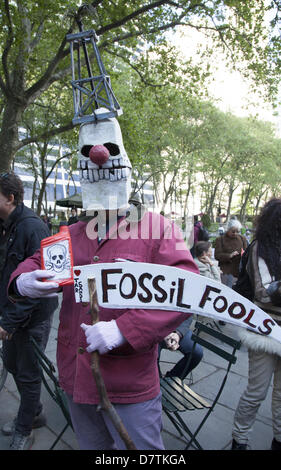 Il Waldorf Astoria di New York. Stati Uniti d'America. 13 maggio 2013. Gli ambientalisti è venuto fuori in vigore per salutare il Presidente Obama al Waldorf Astoria dove egli è venuto per un partito democratico finalizzata alla raccolta di fondi, dicendogli di arrestare la Keystone XL tar sands pipeline da essendo costruito negli Stati Uniti e immediatamente di investire massicciamente in energie non inquinanti forme di energia come il solare, eolica, geotermica e salvare il pianeta e le generazioni future dall'idiozia di continuare la nostra attuale politica energetica. Credito: David Grossman /Alamy Live News Foto Stock