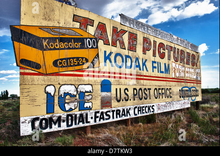 Scattare foto,un'anni cinquanta la reliquia billboard vicino Houck Arizona Foto Stock