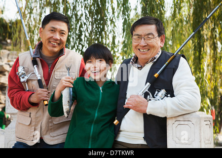 Multi-generazionale uomini ritratto di pesca Foto Stock