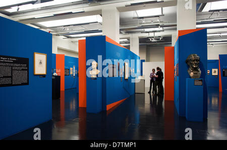 Numerosi pezzi sono messi in mostra presso la "Richard Wagner a Dresda' mostra presso Stadtmuseum di Dresda, in Germania, il 26 aprile 2013. Vari eventi in Germania celebra il compositore duecentesimo compleanno. Foto: Arno Burgi Foto Stock