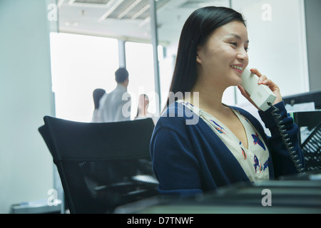 Imprenditrice parlando al telefono Foto Stock