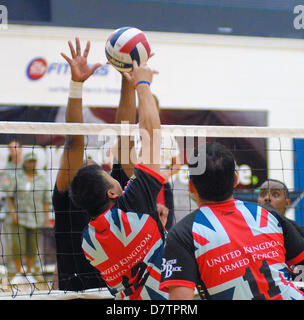 Colorado, Stati Uniti d'America. Maggio 13, 2013. Udienza pallavolo azione tra esercito guerrieri feriti e le forze armate britanniche durante la seconda giornata del guerriero concorso giochi presso gli Stati Uniti Olympic Training Center Colorado Springs, Colorado. Oltre 260 feriti e servizio disabili uomini e donne si sono riunite a Colorado Springs per competere in sette sport, Maggio 11-16. Tutti i rami dei militari sono rappresentati, ivi comprese le operazioni speciali e i membri delle forze armate britanniche. Credito: Cal Sport Media/Alamy Live News Foto Stock