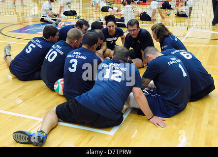 Colorado, Stati Uniti d'America. Maggio 13, 2013. Navy/Coast Guard combattenti feriti huddle prima della loro seduta pallavolo match contro USSOCOM durante il secondo giorno del guerriero concorso giochi presso gli Stati Uniti Olympic Training Center Colorado Springs, Colorado. Oltre 260 feriti e servizio disabili uomini e donne si sono riunite a Colorado Springs per competere in sette sport, Maggio 11-16. Tutti i rami dei militari sono rappresentati, ivi comprese le operazioni speciali e i membri delle forze armate britanniche. Credito: Cal Sport Media/Alamy Live News Foto Stock