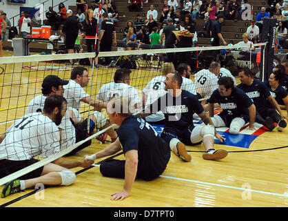 Colorado, Stati Uniti d'America. Maggio 13, 2013. Navy/Guardia costiera e USSOCOM combattenti feriti prima della loro seduta partita di pallavolo durante la seconda giornata del guerriero concorso giochi presso gli Stati Uniti Olympic Training Center Colorado Springs, Colorado. Oltre 260 feriti e servizio disabili uomini e donne si sono riunite a Colorado Springs per competere in sette sport, Maggio 11-16. Tutti i rami dei militari sono rappresentati, ivi comprese le operazioni speciali e i membri delle forze armate britanniche. Credito: Cal Sport Media/Alamy Live News Foto Stock