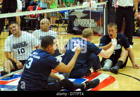 Colorado, Stati Uniti d'America. Maggio 13, 2013. Navy/Coast Guard combattenti feriti celebrare una seduta pallavolo punto durante il secondo giorno del guerriero concorso giochi presso gli Stati Uniti Olympic Training Center Colorado Springs, Colorado. Oltre 260 feriti e servizio disabili uomini e donne si sono riunite a Colorado Springs per competere in sette sport, Maggio 11-16. Tutti i rami dei militari sono rappresentati, ivi comprese le operazioni speciali e i membri delle forze armate britanniche. Credito: Cal Sport Media/Alamy Live News Foto Stock