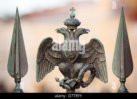 Piccolo Stato di bronzo aquila a due teste sulla riga della colonna di Alexander a San Pietroburgo, Russia Foto Stock