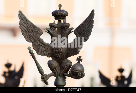 Stato di bronzo aquila a due teste sulla riga della colonna di Alexander sulla Piazza del Palazzo a San Pietroburgo, Russia Foto Stock