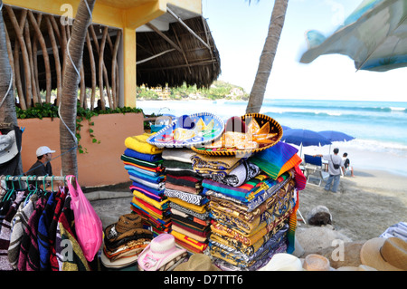 Colorate e sombreros serapes per la vendita in una spiaggia a sayulita, Messico. Foto Stock