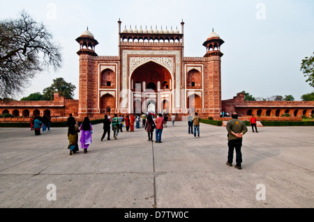 Grande Gateway al Taj Mahal di Agra, India Foto Stock