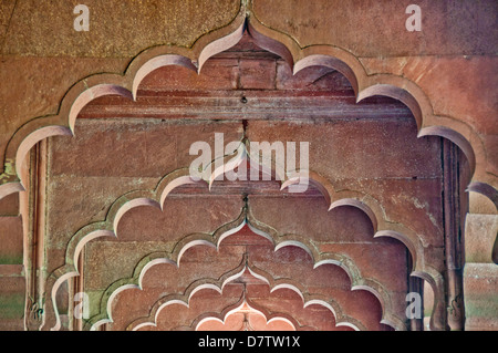 Dettagli architettonici di archi in 'Mail Hall' in 'Hall di pubblico' nella Red Fort di Delhi, India Foto Stock