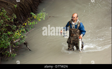 La stagione di pesca è aperta nella parte occidentale di Washington per e il salmone sono in esecuzione, questo uomo appena catturato uno. Foto Stock