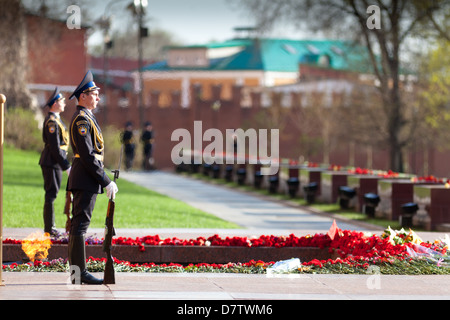 Una guardia d'onore vicino alla fiamma eterna e la tomba del Milite Ignoto presso le mura del Cremlino a Mosca, Russia Foto Stock