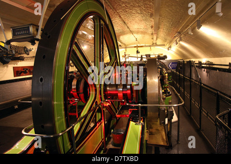 Motori per un ingranaggio di sollevamento, Tower Bridge, London, England, Regno Unito Foto Stock