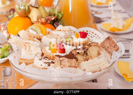 Molti dolci e dessert a buffet Foto Stock