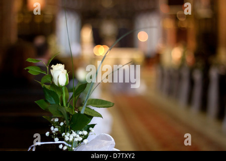 Cerimonia di matrimonio in chiesa con lo sposo e la sposa concept Foto Stock