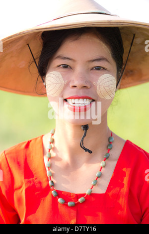 Ritratto di donna locale indossando abiti tradizionali, vicino a Mandalay, Birmania Foto Stock