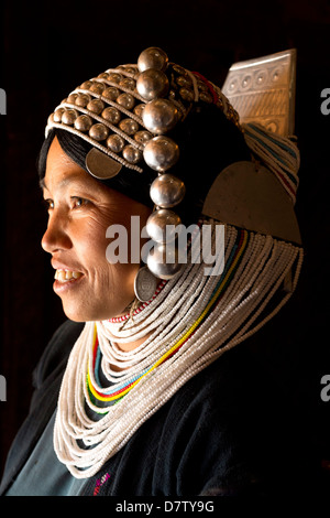 Donna della tribù Akha in abito tradizionale, in un borgo collinare nei pressi di Kengtung (Kyaingtong), Stato Shan, Birmania Foto Stock