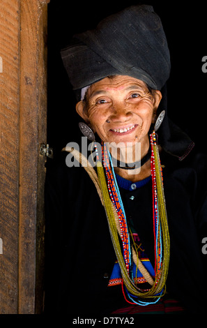 Donna di Ann tribù nel tradizionale abito nero e perline colorate in un borgo collinare nei pressi di Kengtung, Stato Shan, Birmania Foto Stock