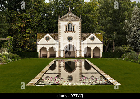 Terrazza sul canale e il pin mill a Bodnant Garden Foto Stock