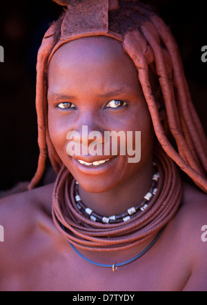 Himba donna che indossa abiti tradizionali con la sua pelle ricoperta in Otjize, Regione di Kunene, Kaokoland, Namibia Foto Stock