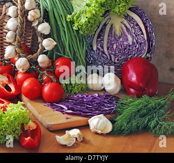 Pomodori freschi, cetrioli, cavolo, pepe, aglio, cipolle per insalata. Utili vitamine. Prodotti agricoli, raccolto. still-life Foto Stock