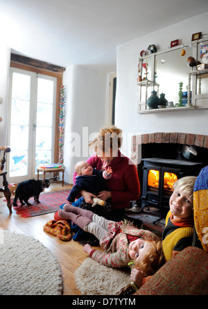 Una famiglia rurale da Herefordshire che utilizzano il legno combustibile per il riscaldamento e cottura in loro house REGNO UNITO Foto Stock