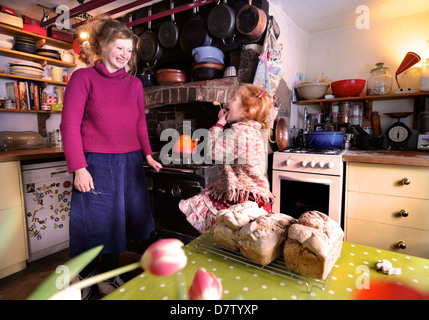 Una famiglia rurale da Herefordshire che utilizzano il legno combustibile per il riscaldamento e cottura in loro house REGNO UNITO Foto Stock